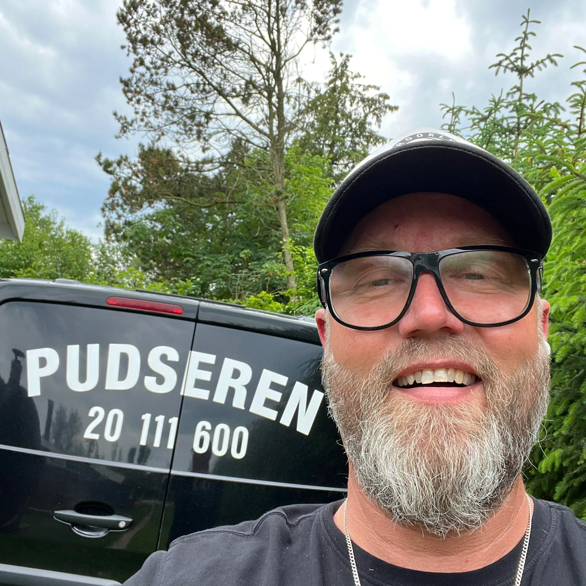 Morten Hein – kendt som Pudseren – foran sin bil