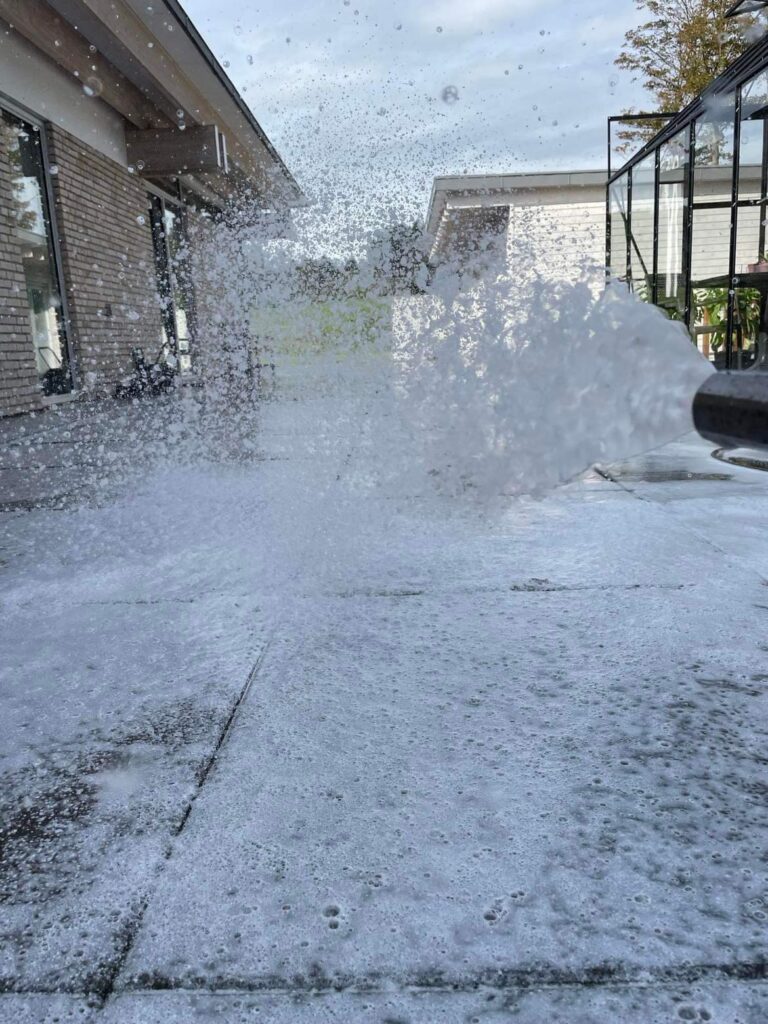 Rengøring af terrasse med højtryksrenser